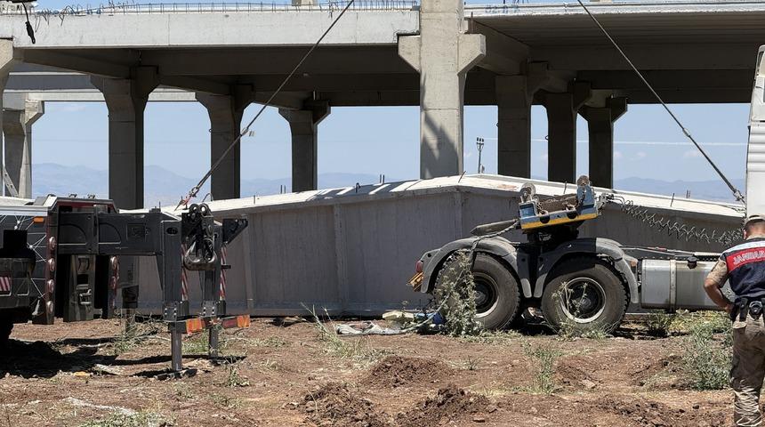 İş&ccedil;iler 15 tonluk beton blok altında kaldı: 1 &ouml;l&uuml;, 1 yaralı