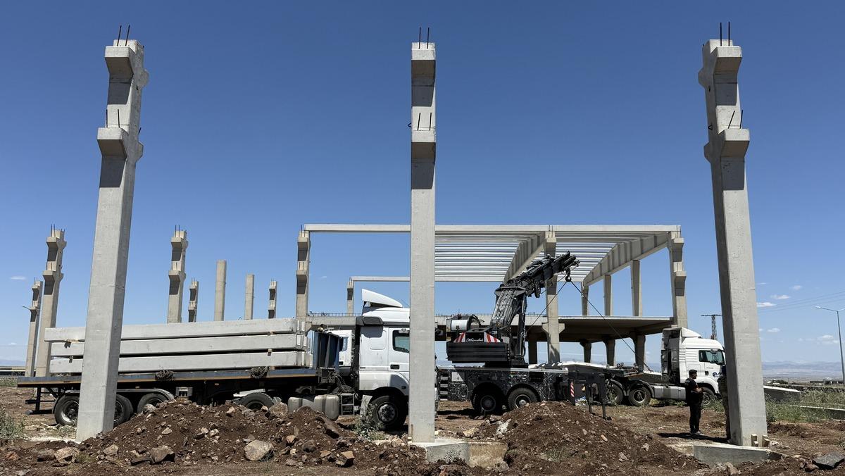 İşçiler 15 tonluk beton blok altında kaldı: 1 ölü, 1 yaralı 1