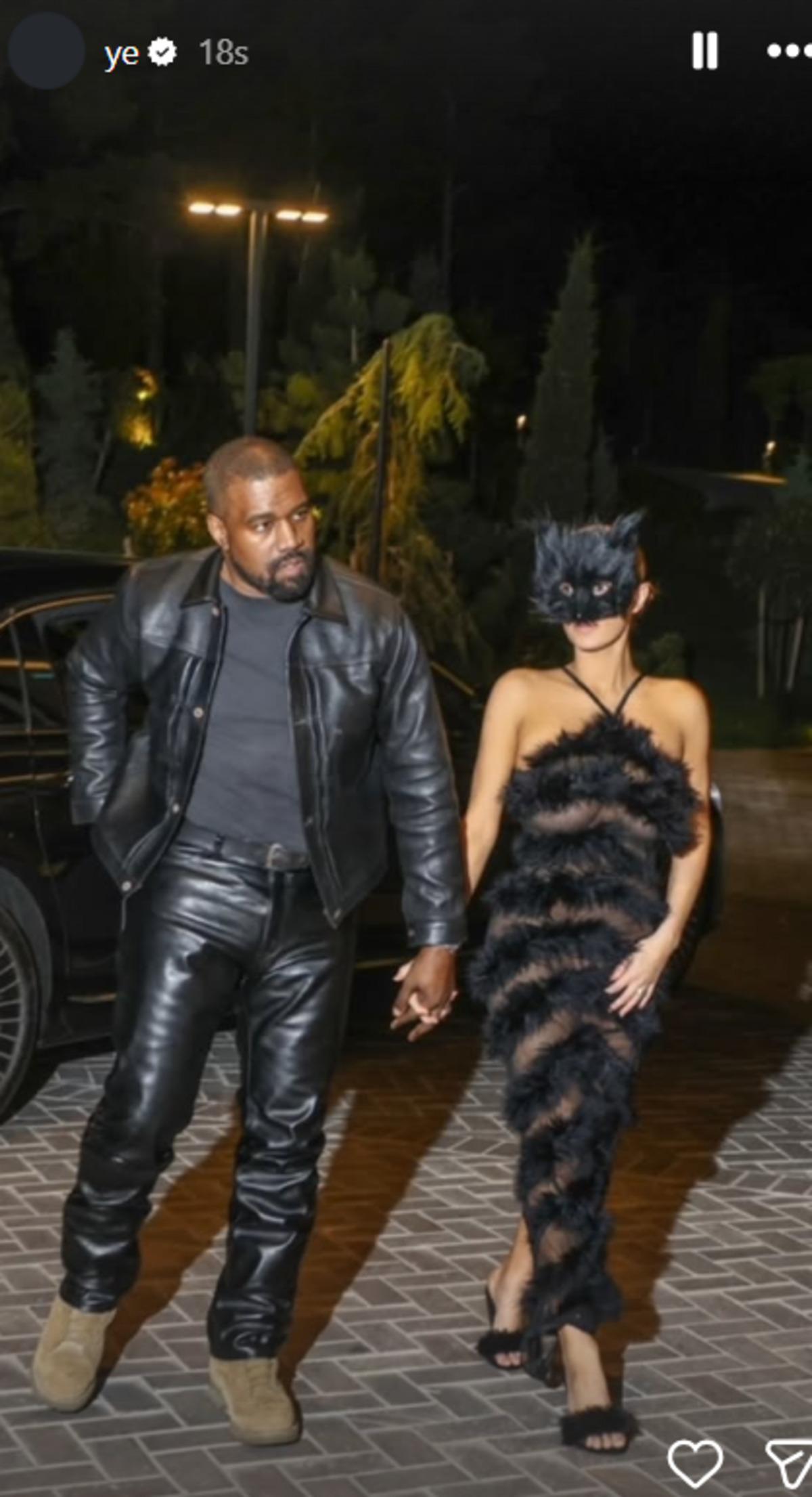 Kanye West eşi Bianca Censori nin üstsüz pozunu paylaştı! 2