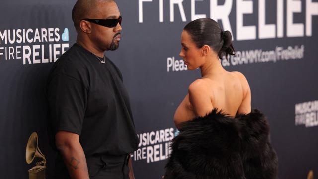 Kanye West eşi Bianca Censori'nin üstsüz pozunu paylaştı! 