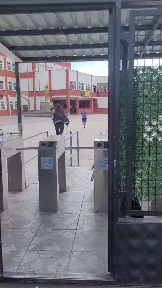 Kocaeli’de kimliğini kaybeden öğrenciyi sınava polis yetiştirdi 2