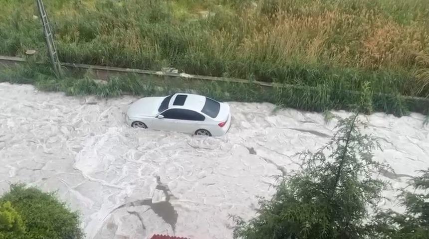 Ankara'da dolu ve sağanak yağış etkili oldu