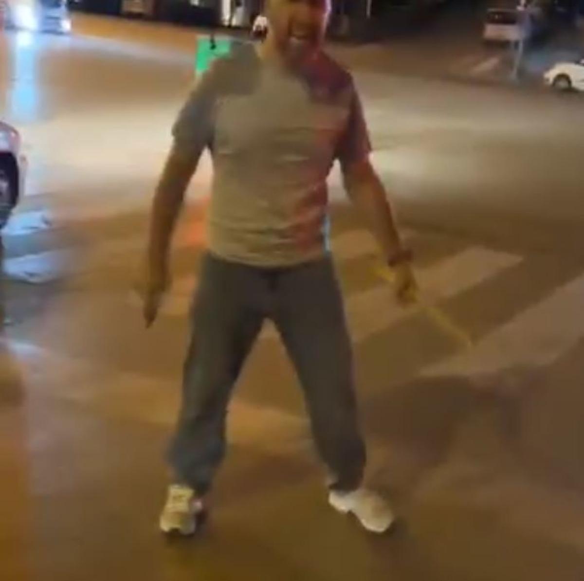 Silahını &ccedil;ekip tehditler savuran polis memuru g&ouml;revden uzaklaştırıldı! 3