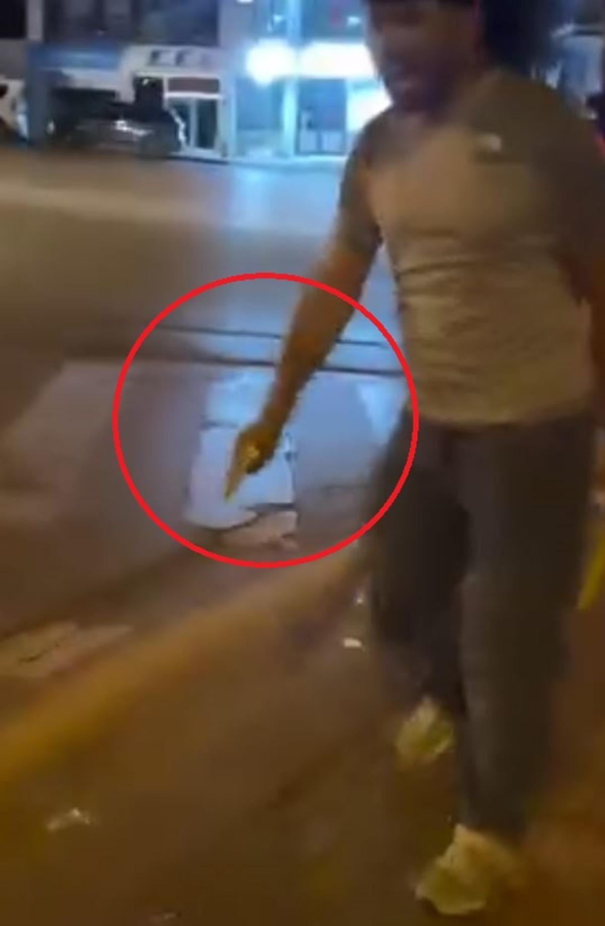Silahını &ccedil;ekip tehditler savuran polis memuru g&ouml;revden uzaklaştırıldı! 2