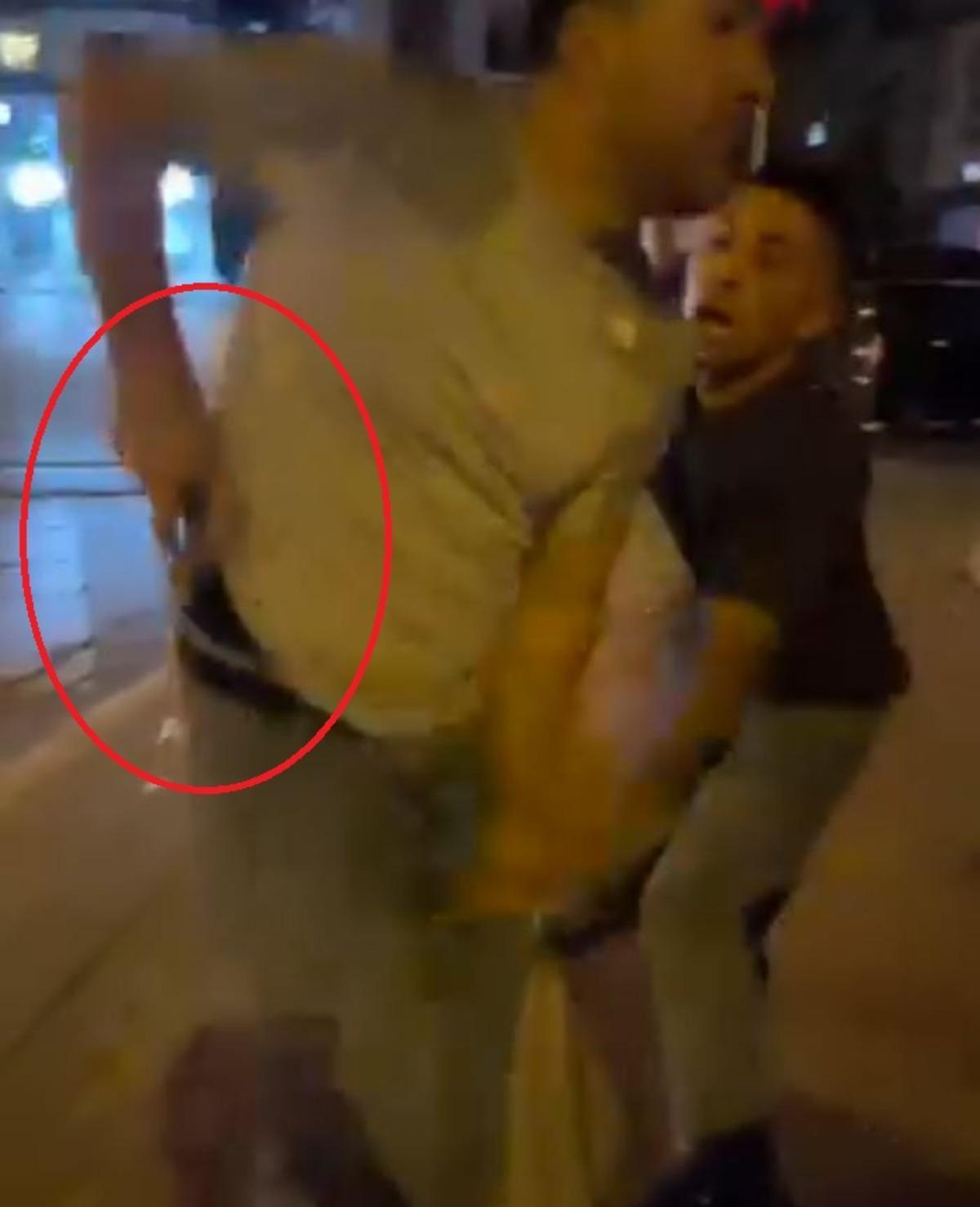 Silahını &ccedil;ekip tehditler savuran polis memuru g&ouml;revden uzaklaştırıldı! 1