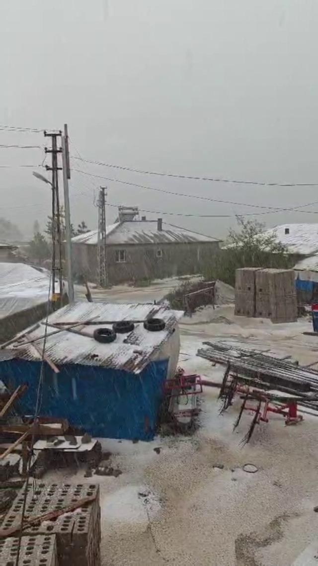 Sivas’ta kuvvetli dolu yağışı beraberinde sele neden oldu 2