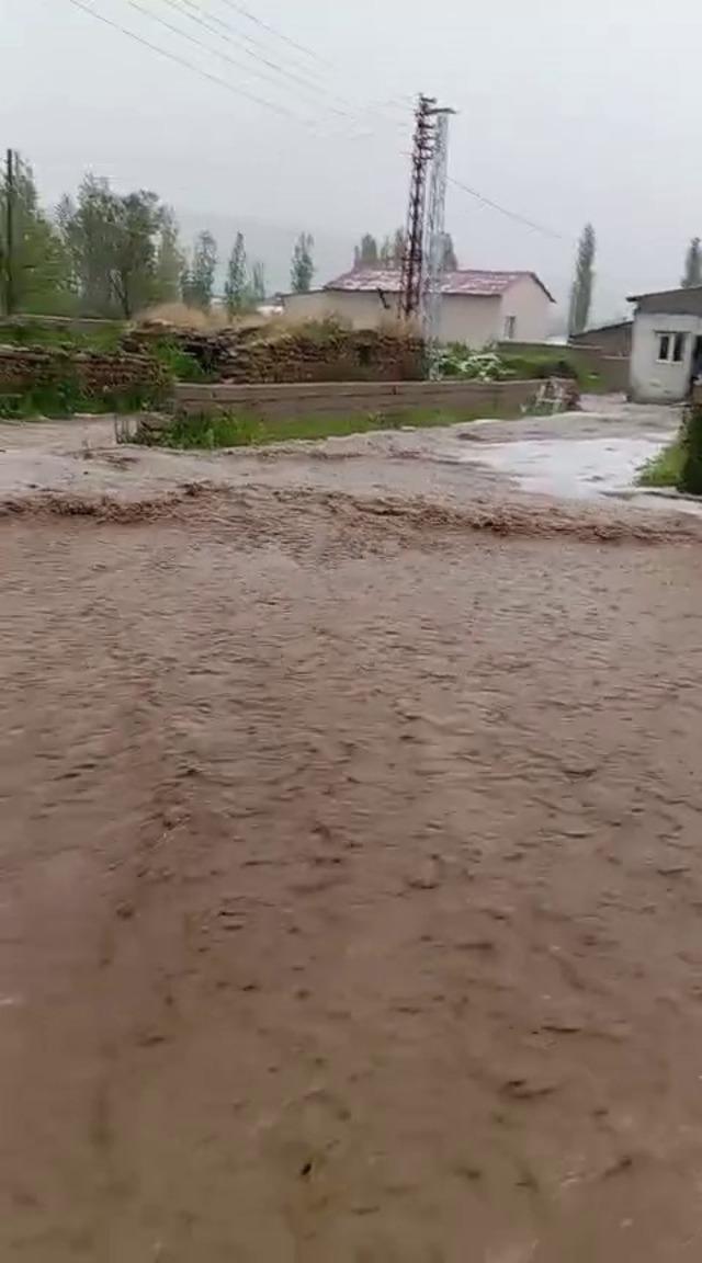 Sivas’ta kuvvetli dolu yağışı beraberinde sele neden oldu 1