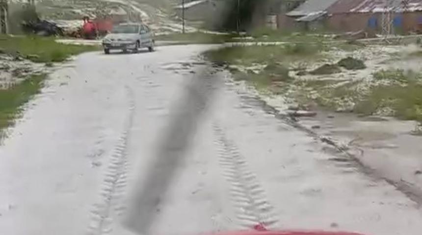 Sivas&rsquo;ta kuvvetli dolu yağışı beraberinde sele neden oldu
