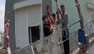 Mersin'de 3 iş&ccedil;i iskelede mahsur kaldı: Ekipler kurtardı