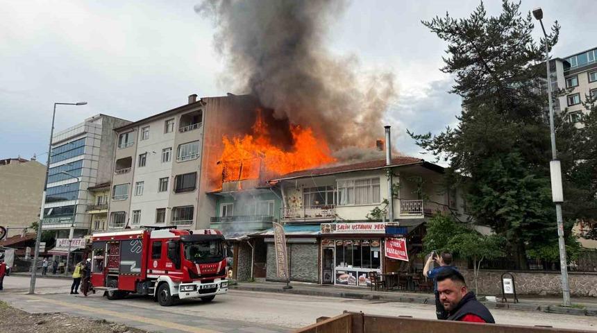 Kızılcahamam'da bina &ccedil;atısında yangın &ccedil;ıktı