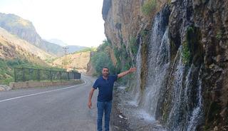 Durankaya şelalesi coştu: G&ouml;ren &ouml;n&uuml;nde fotoğraf &ccedil;ektiriyor