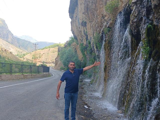 Durankaya şelalesi coştu: G&ouml;ren &ouml;n&uuml;nde fotoğraf &ccedil;ektiriyor