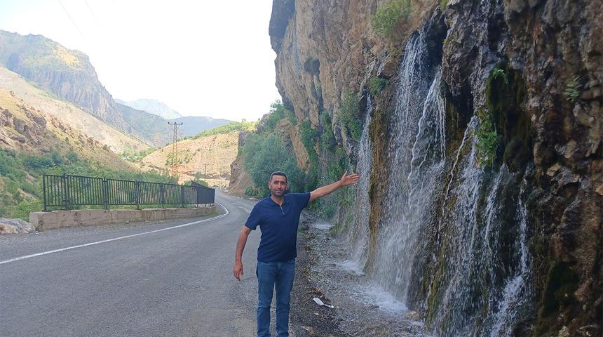 Durankaya şelalesi coştu: G&ouml;ren &ouml;n&uuml;nde fotoğraf &ccedil;ektiriyor