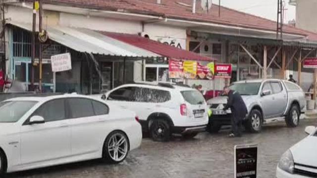 Yer: Ankara! Yağmuru fırsat bilen bir vatandaş arabasını yıkadı