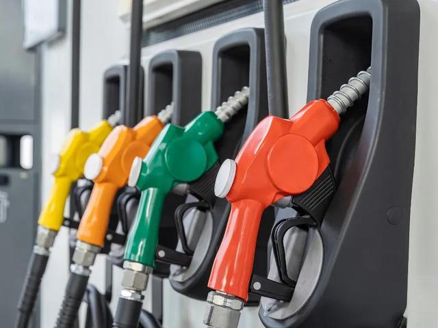 Petrol fiyatları d&uuml;şt&uuml;, akaryakıta dev indirim geliyor! İşte yakıt indiriminin pompaya yansıyacağı tarih