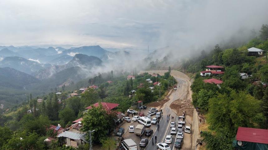 Şiddetli yağış heyelana yol a&ccedil;tı, motosiklet toprak altında kaldı
