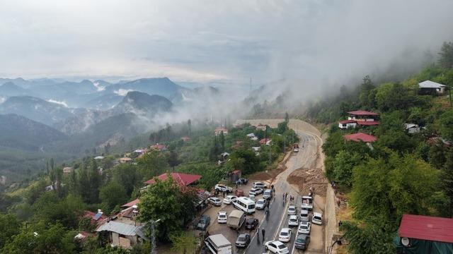 Şiddetli yağış heyelana yol açtı, motosiklet toprak altında kaldı