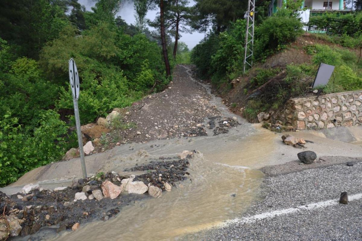 Şiddetli yağış heyelana yol açtı, motosiklet toprak altında kaldı 2