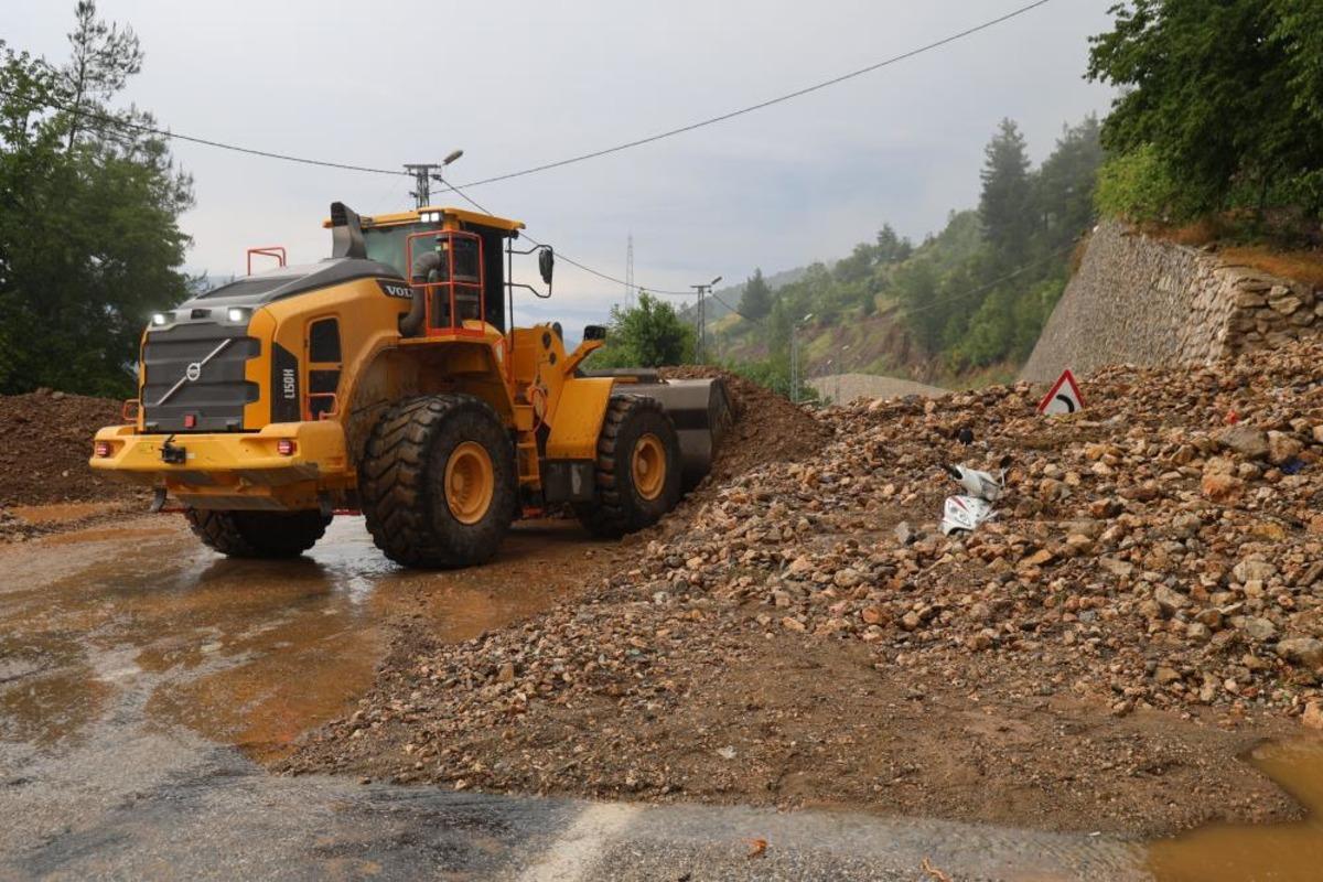 Şiddetli yağış heyelana yol açtı, motosiklet toprak altında kaldı 4