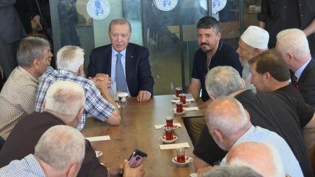 Cumhurbaşkanı Erdoğan Beyoğlu'nda vatandaşlarla buluştu