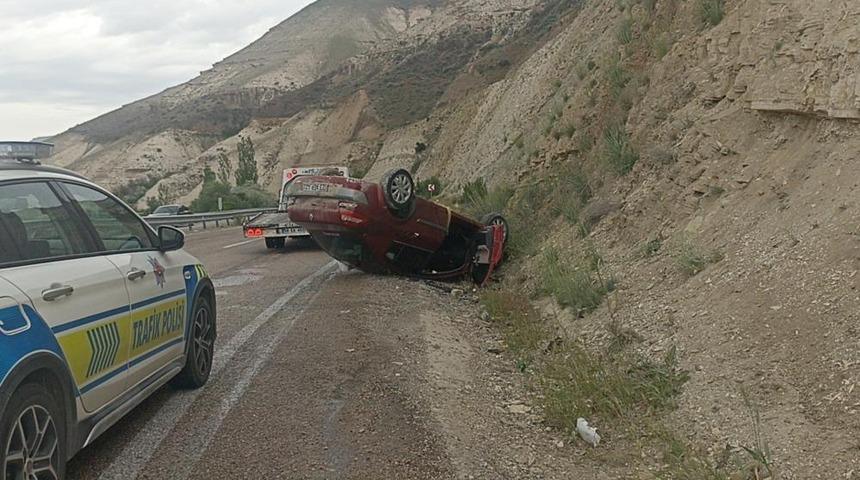 Sivas&rsquo;ta otomobil takla attı: 2&rsquo;si ağır 3 kişi yaralandı