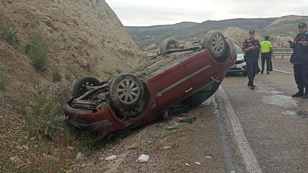 Sivas&rsquo;ta otomobil takla attı: 2&rsquo;si ağır 3 kişi yaralandı 1