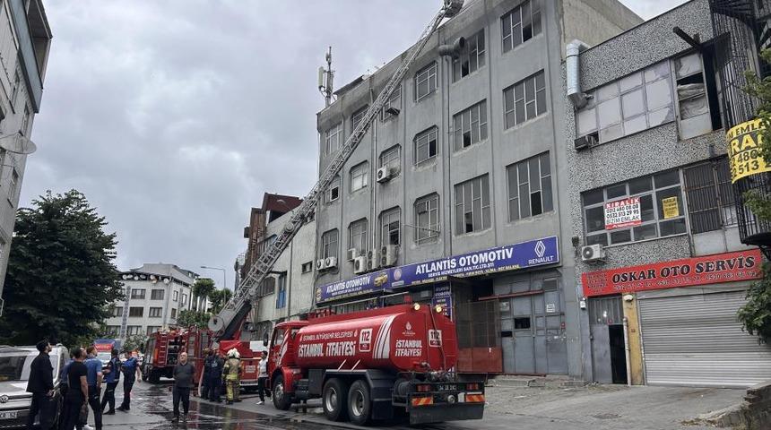 Bayrampaşa'da plastik eşya &uuml;retim at&ouml;lyesinde yangın paniği