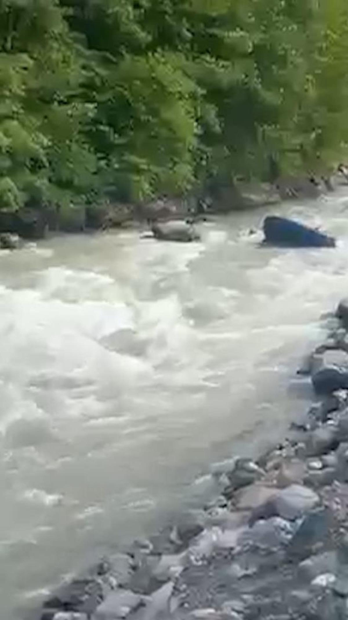 Kayıp gencin cansız bedenini dereden &ccedil;ıkaran AFAD ekibinin botu akıntıya kapıldı; 1 personel &ouml;ld&uuml;, 3 personel kurtarıldı 3