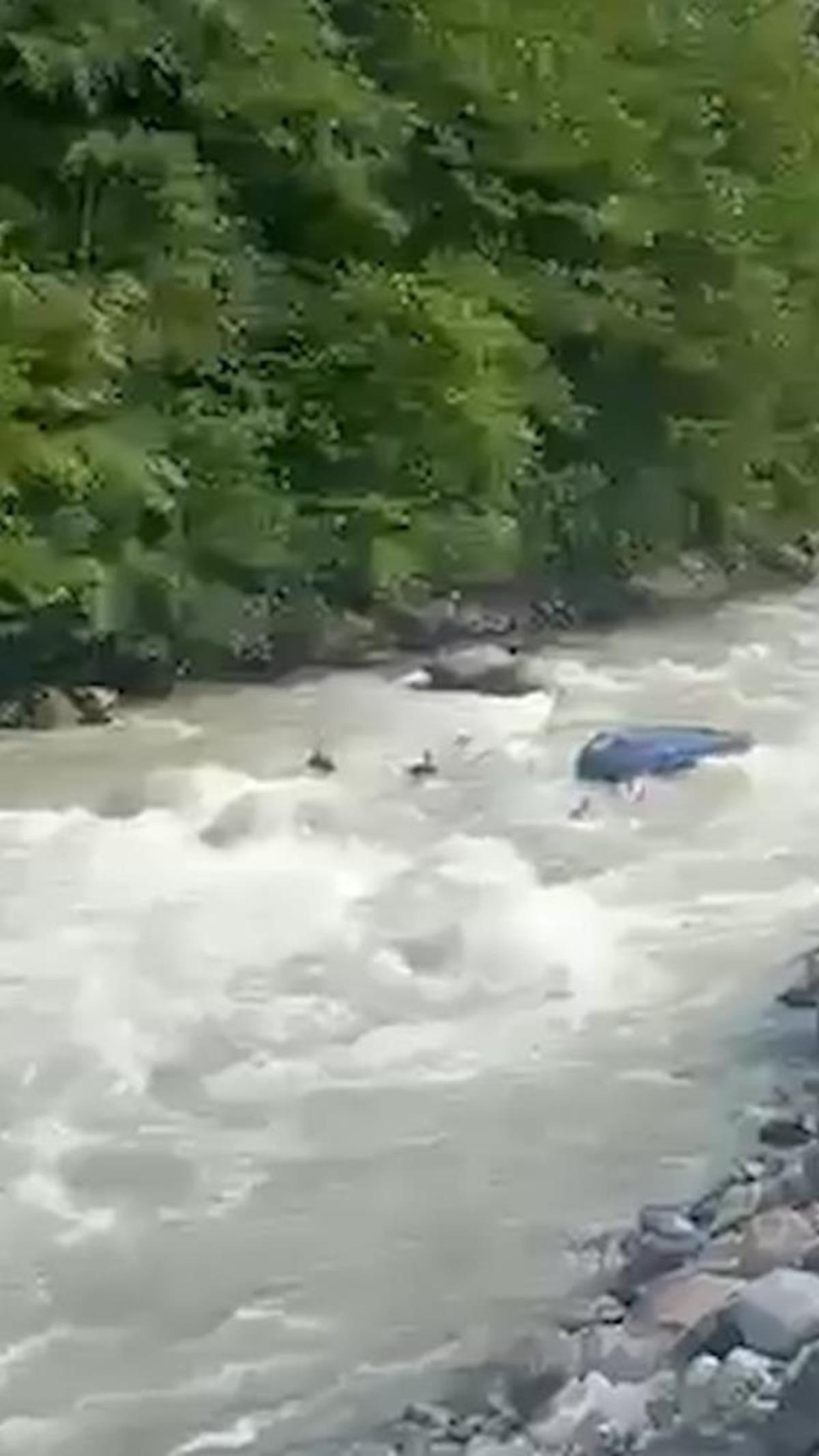 Kayıp gencin cansız bedenini dereden &ccedil;ıkaran AFAD ekibinin botu akıntıya kapıldı; 1 personel &ouml;ld&uuml;, 3 personel kurtarıldı 4