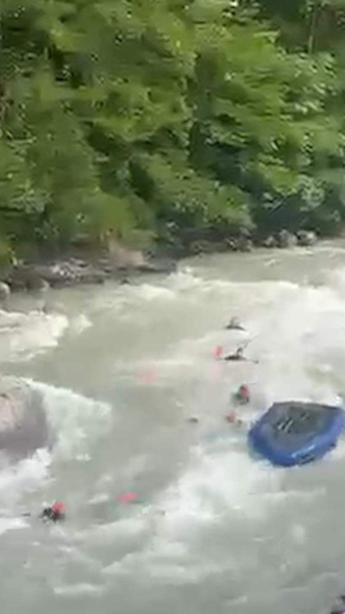 Kayıp gencin cansız bedenini dereden &ccedil;ıkaran AFAD ekibinin botu akıntıya kapıldı; 1 personel &ouml;ld&uuml;, 3 personel kurtarıldı 5