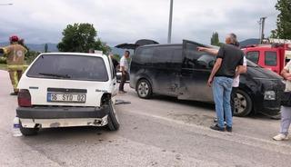 Bursa&rsquo;da minib&uuml;s ile otomobil &ccedil;arpıştı: 9 yaralı