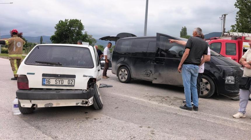 Bursa&rsquo;da minib&uuml;s ile otomobil &ccedil;arpıştı: 9 yaralı
