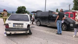Bursa’da minibüs ile otomobil çarpıştı: 9 yaralı