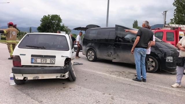 Bursa’da minibüs ile otomobil çarpıştı: 9 yaralı