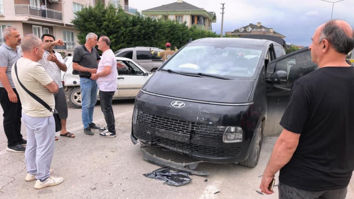 Bursa&rsquo;da minib&uuml;s ile otomobil &ccedil;arpıştı: 9 yaralı 1
