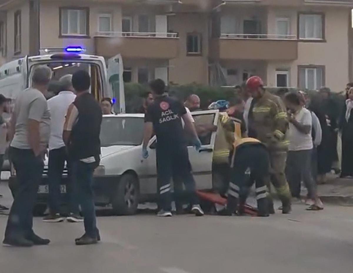 Bursa&rsquo;da minib&uuml;s ile otomobil &ccedil;arpıştı: 9 yaralı 2