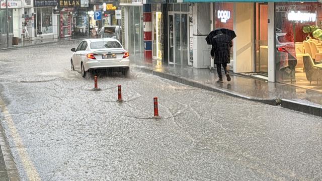 Kırşehir'de sağanak, sel ve su baskınlarına neden oldu! Valilikten açıklama