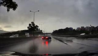 Yer: İstanbul! D-100'de yağışın etkisiyle kayan otomobil bariyere &ccedil;arptı