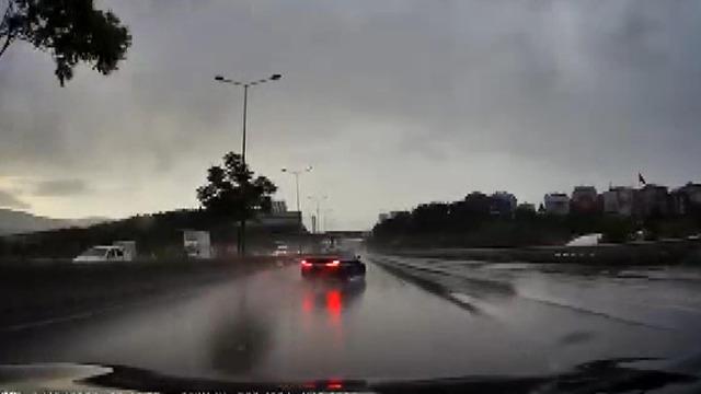Yer: İstanbul! D-100'de yağışın etkisiyle kayan otomobil bariyere çarptı