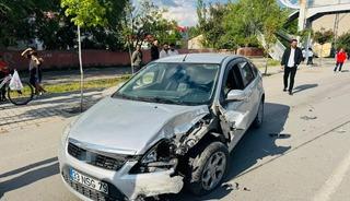 Patnos&rsquo;ta kaza yapan s&uuml;r&uuml;c&uuml; aracını bırakıp ka&ccedil;tı