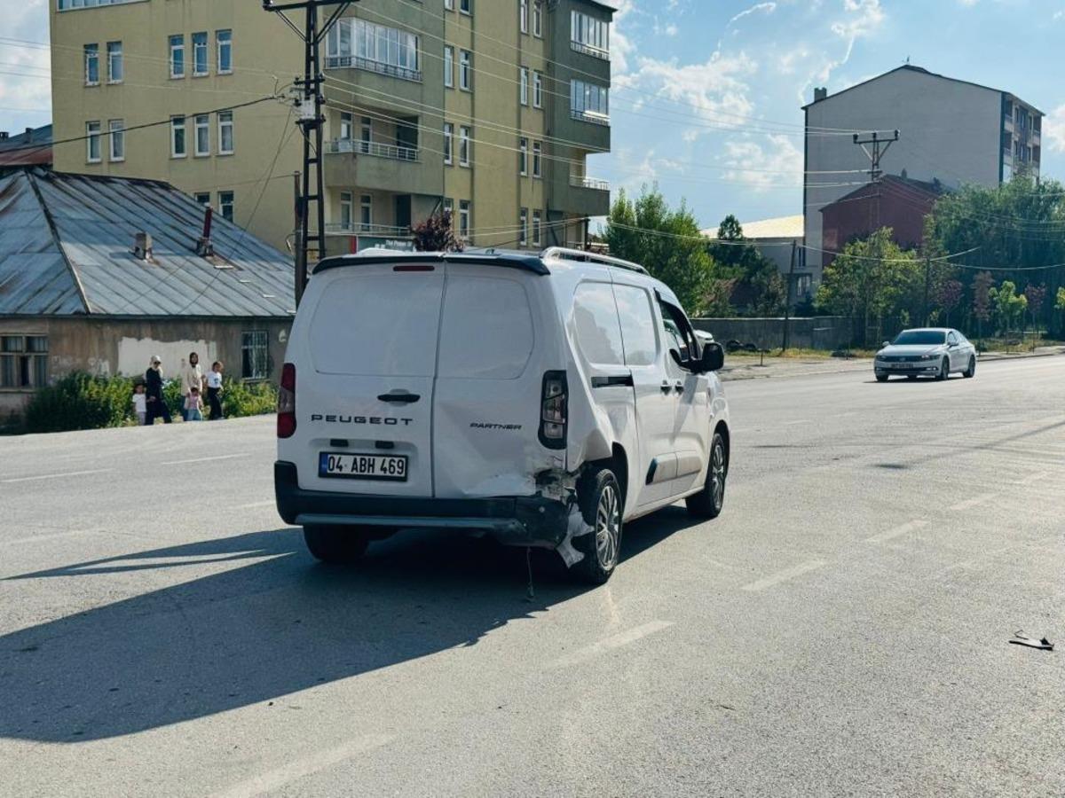 Patnos’ta kaza yapan sürücü aracını bırakıp kaçtı 2