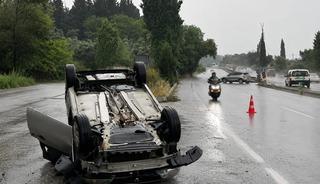 Kuşadası yolu &uuml;zerinde otomobil takla attı