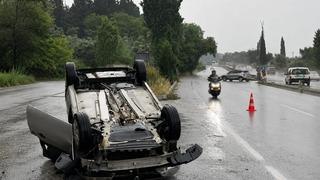 Kuşadası yolu üzerinde polis memurunun kullandığı otomobil takla attı