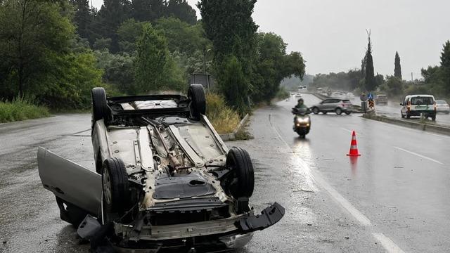 Kuşadası yolu üzerinde polis memurunun kullandığı otomobil takla attı