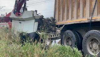 Kayseri'de lokomotif, kamyona &ccedil;arptı: 2 yaralı