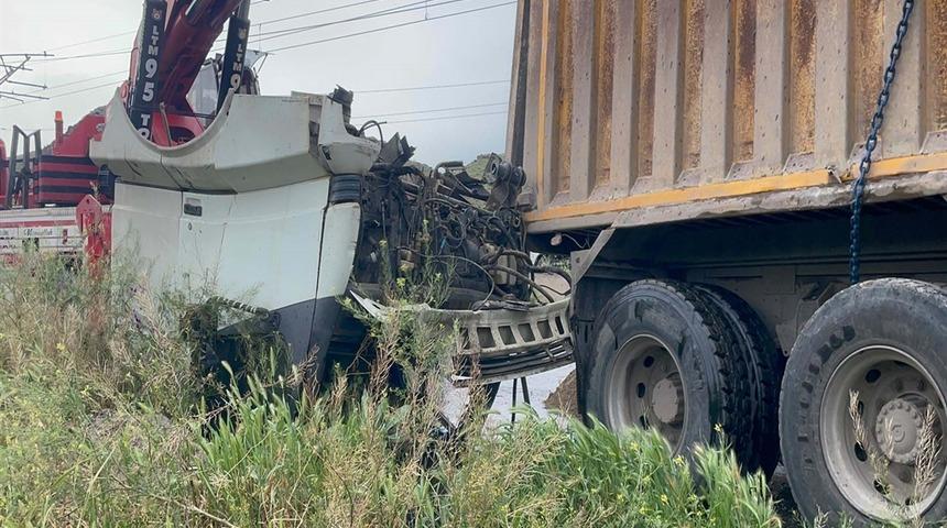 Kayseri'de lokomotif, kamyona &ccedil;arptı: 2 yaralı