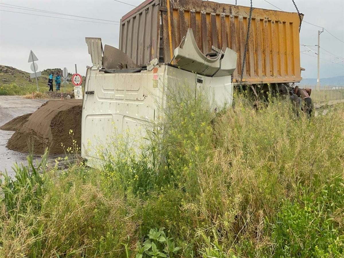 Kayseri de lokomotif, kamyona &ccedil;arptı: 2 yaralı 1