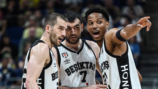 Beşiktaş, şampiyonluk yolunda Fenerbahçe'yi devirdi