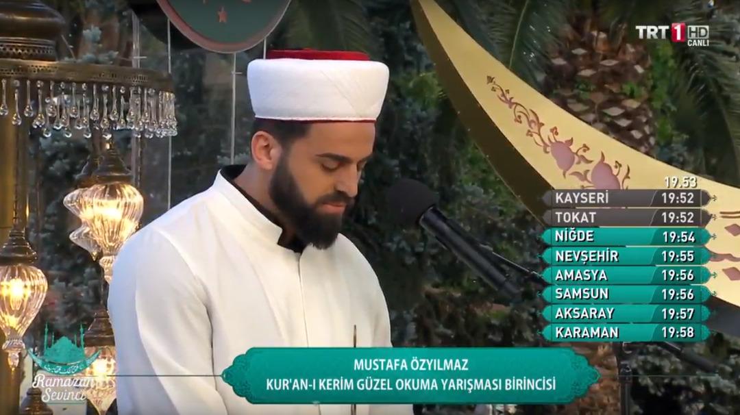 TRT'de Kur'an okuyan Mustafa &Ouml;zyılmaz'ın kaşları olay oldu