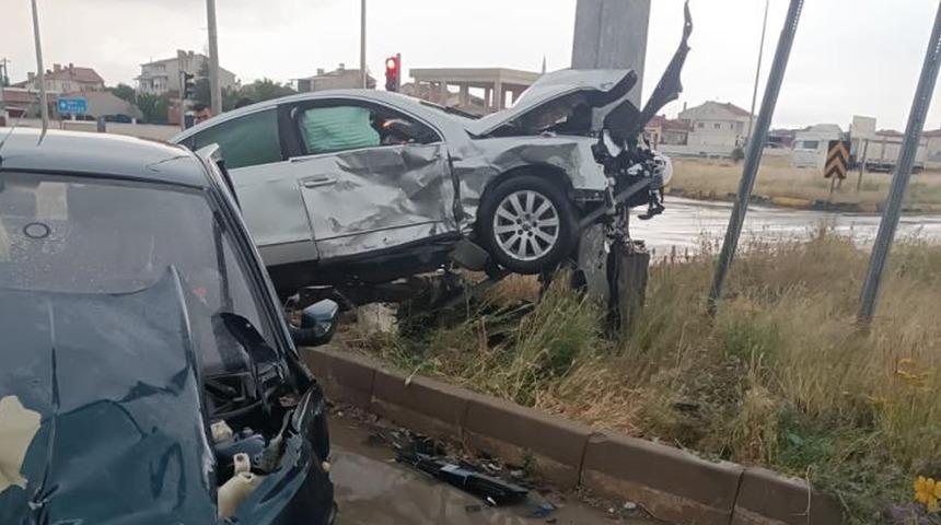 Eskişehir-Afyonkarahisar yolunda feci kaza: 2'si ağır 4 yaralı